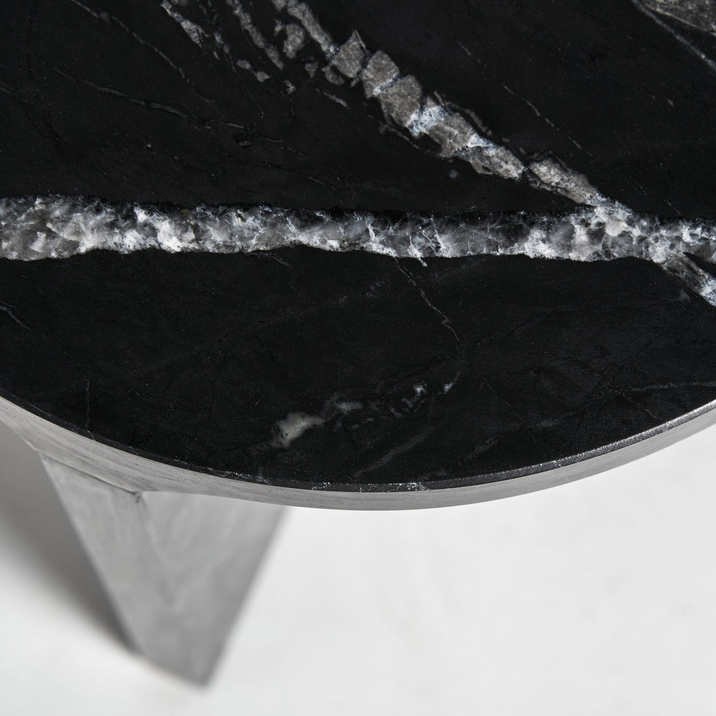 ПОМОЩНА МАСА ОТ ЧЕРЕН МРАМОР