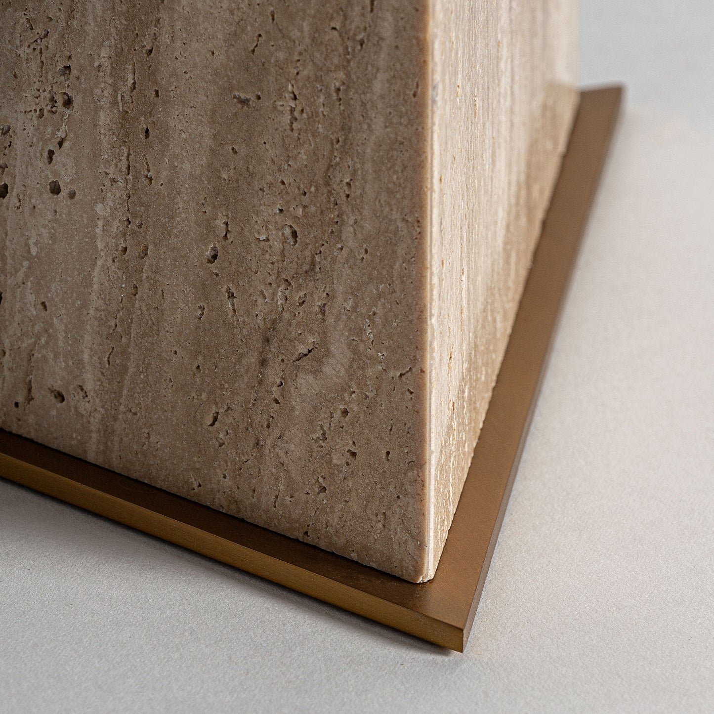 Мраморна лампа за под TETBURY