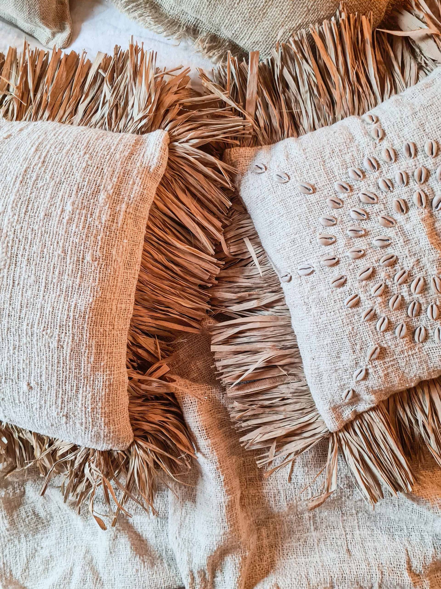 ЛЕНЕНА ВЪЗГЛАВНИЦА С РЕСНИ ОТ РАФИЯ