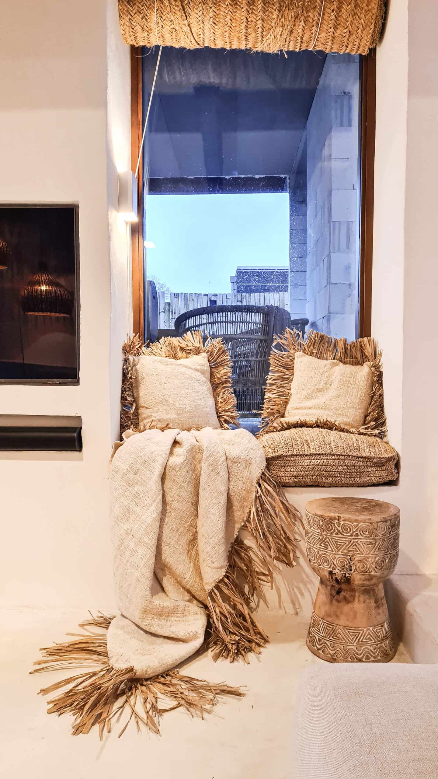 ЛЕНЕНА ВЪЗГЛАВНИЦА С РЕСНИ ОТ РАФИЯ