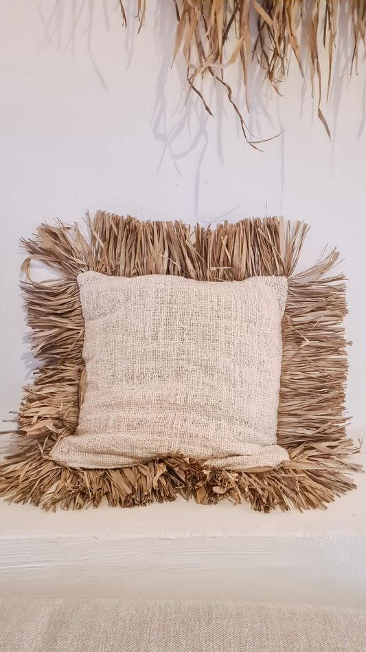 ЛЕНЕНА ВЪЗГЛАВНИЦА С РЕСНИ ОТ РАФИЯ