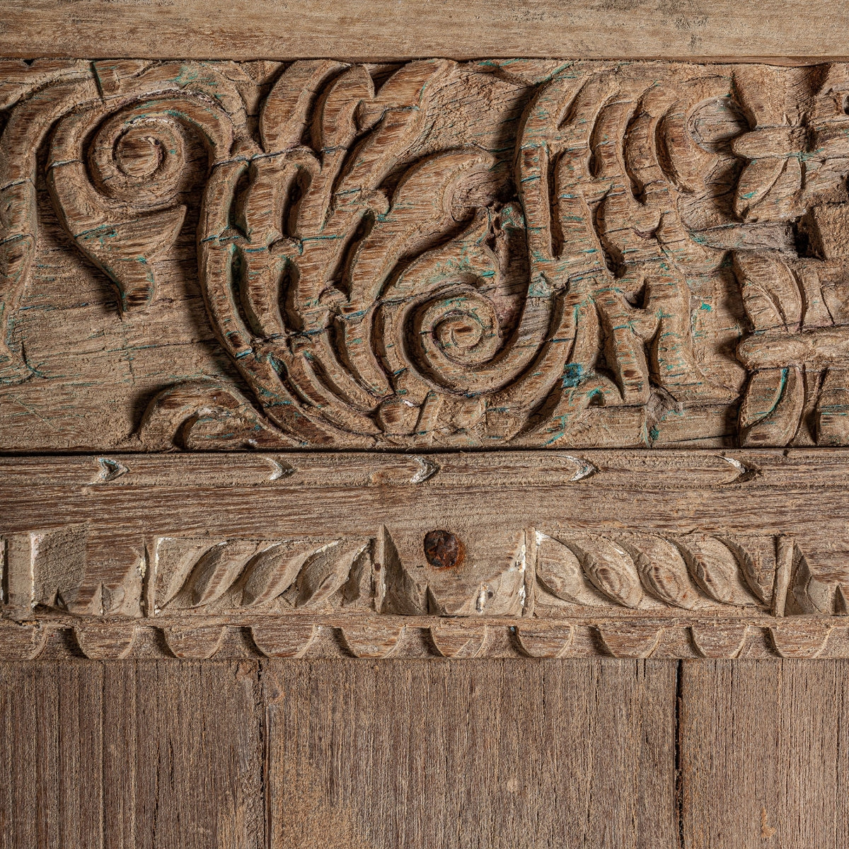 ЧОРАПИ ЗА ГАРДЕРОВ В КОЛОНИАЛЕН СТИЛ