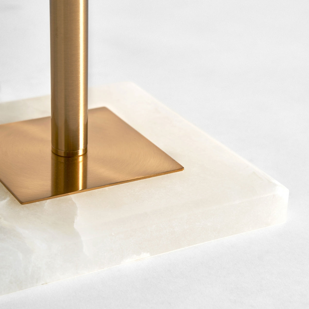 ИНЧОВА КРИСТАЛНА ПОДОВА ЛАМПА