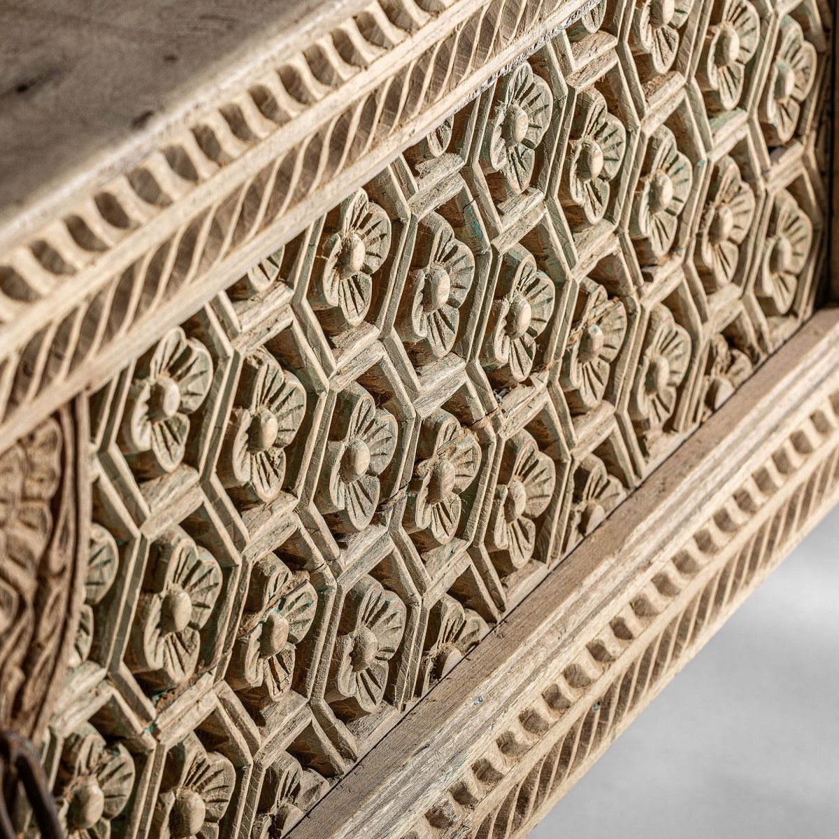 КОНЗОЛНА МАСА LAKATO