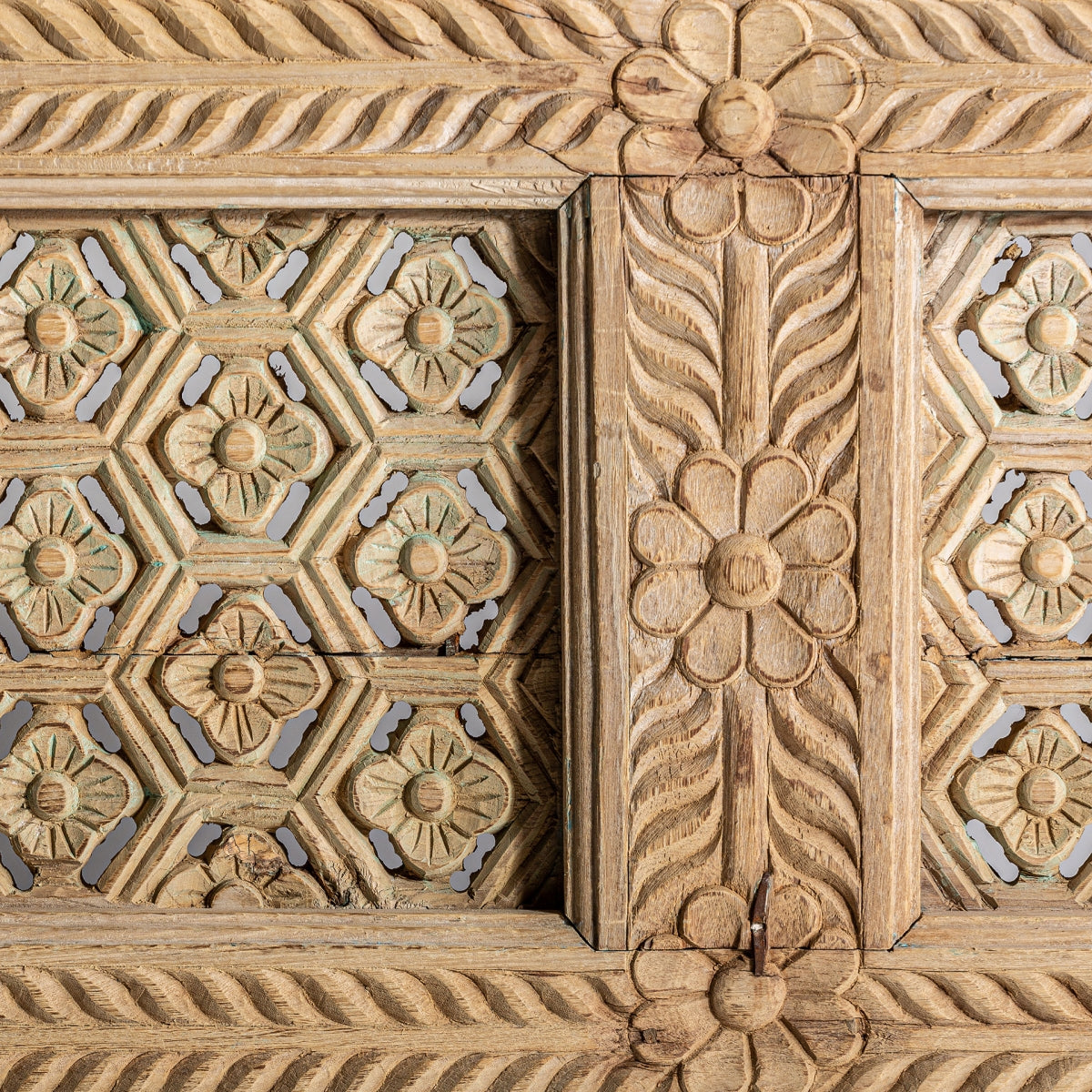 КОНЗОЛНА МАСА LAKATO