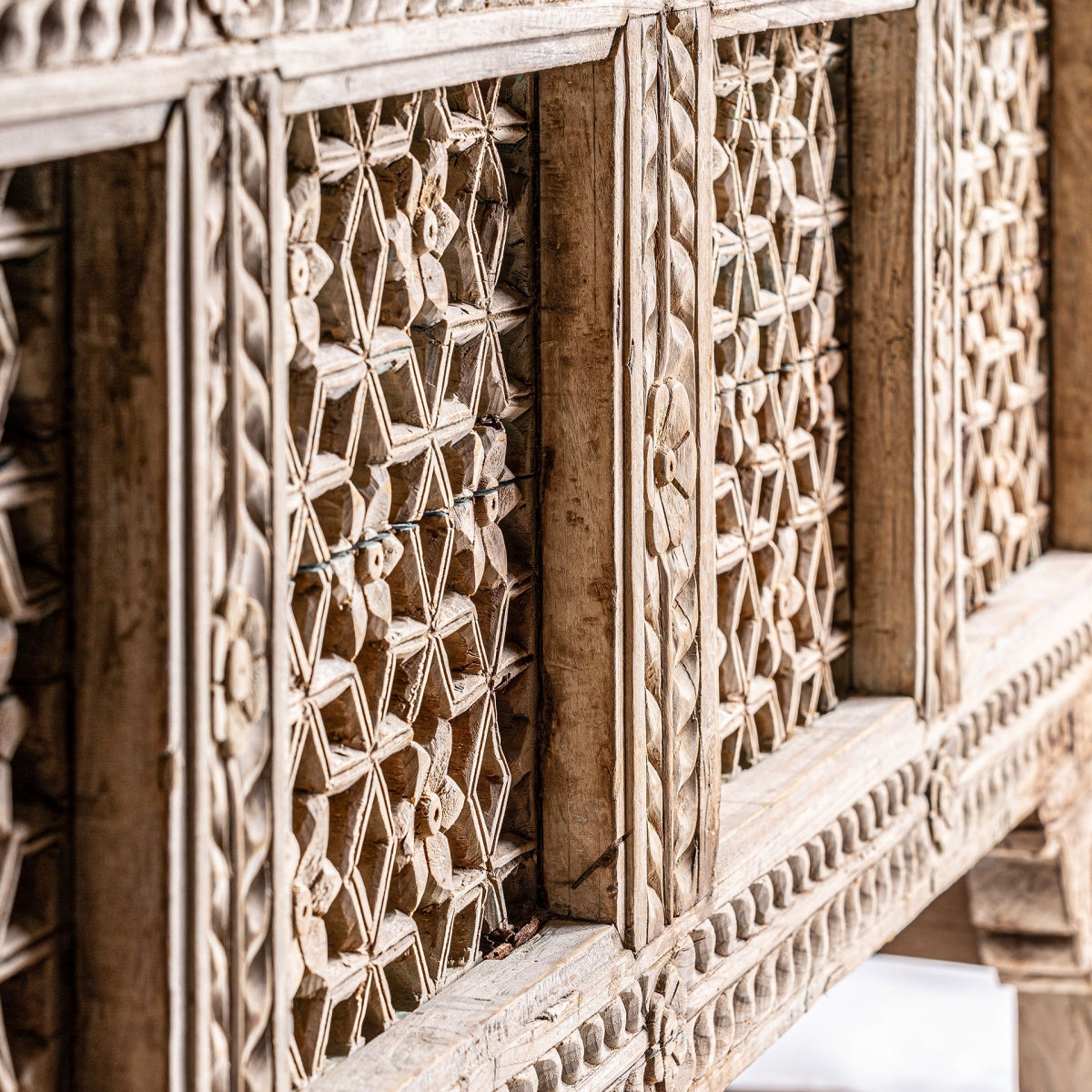 КОНЗОЛНА МАСА LAKATO