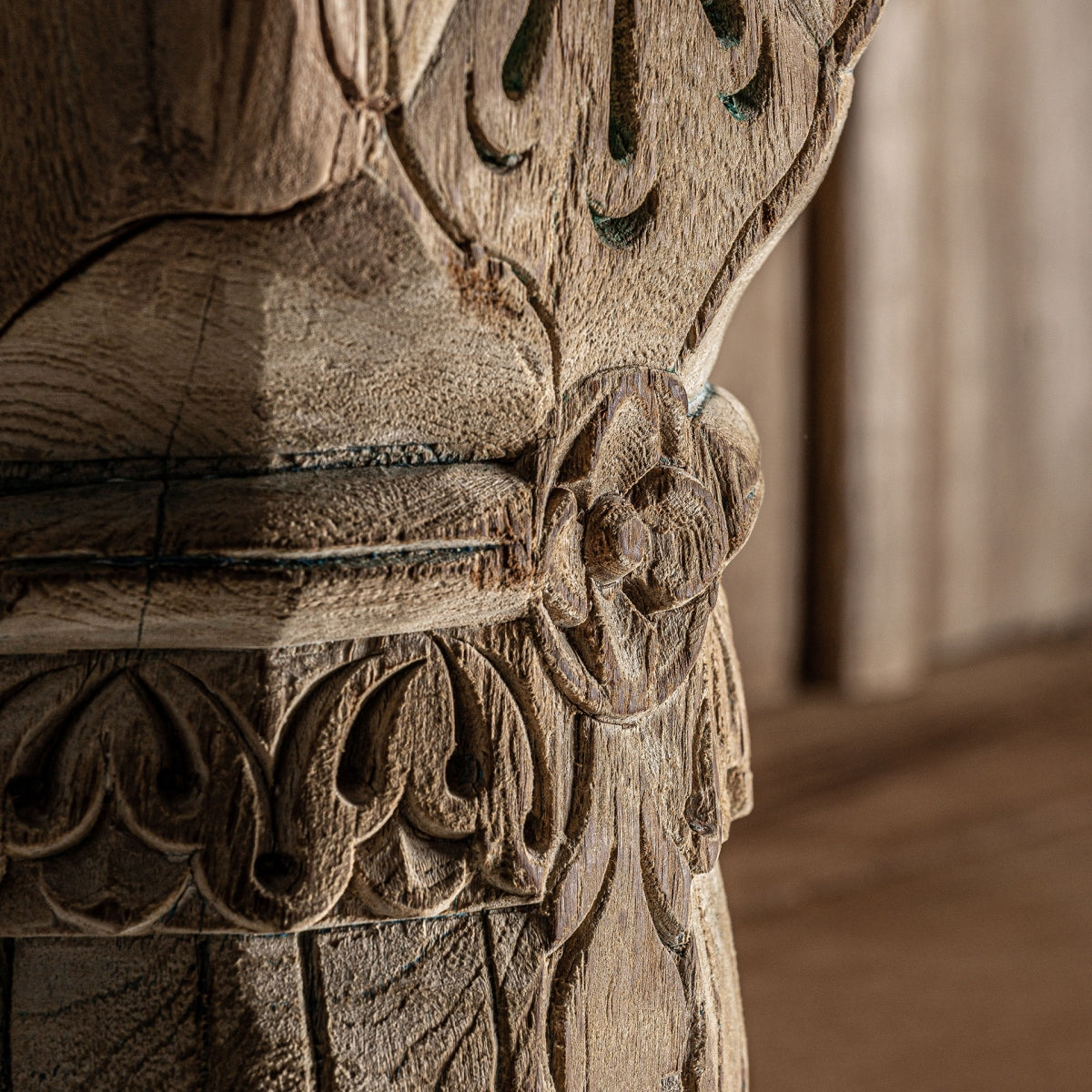 УНИКАЛНА РЕЗБАНА БИБЛИОТЕКАРНА TEDIM