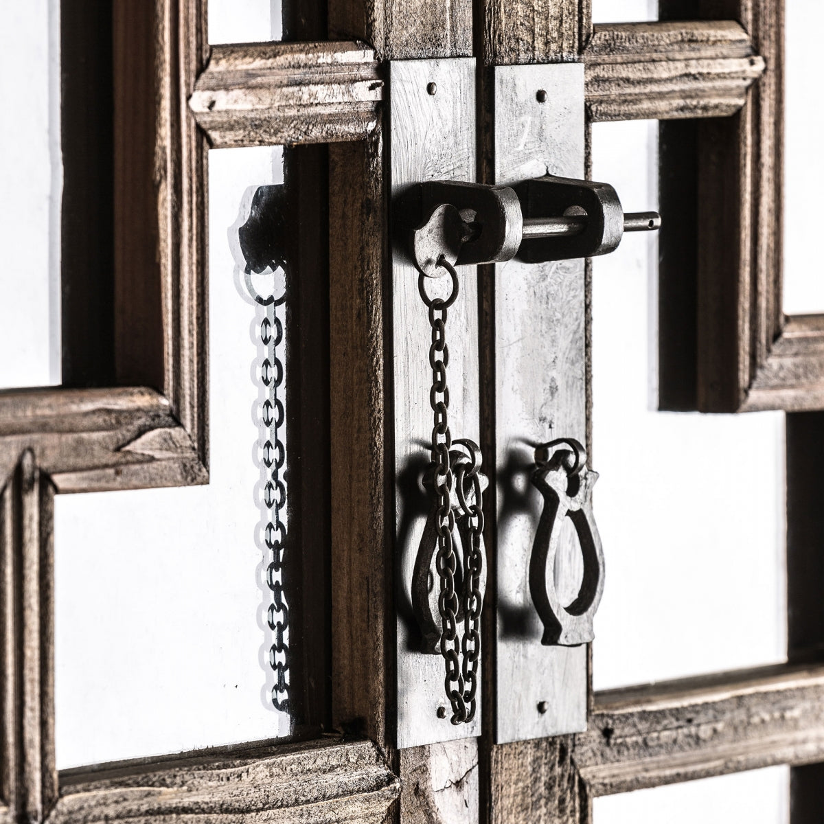 СТЪКЛЕН ШКАФ LISBRO