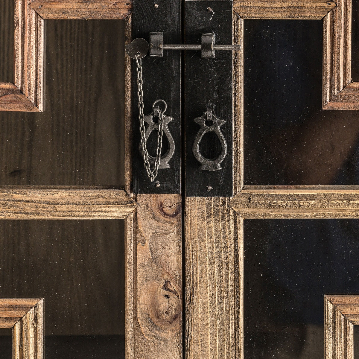 СТЪКЛЕН ШКАФ LISBRO