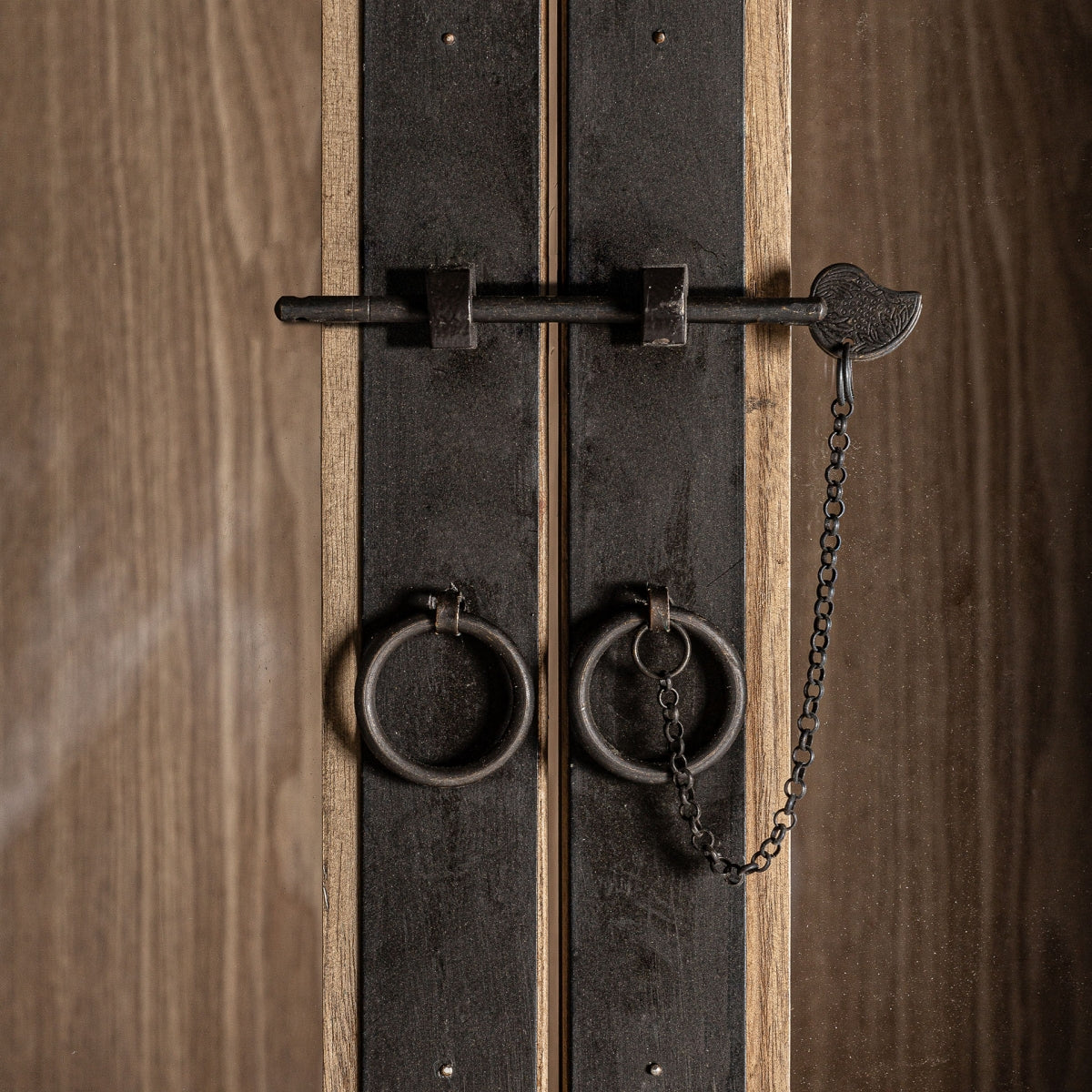 КАФЯВ СТЪКЛЕН ШКАФ MAWGAN