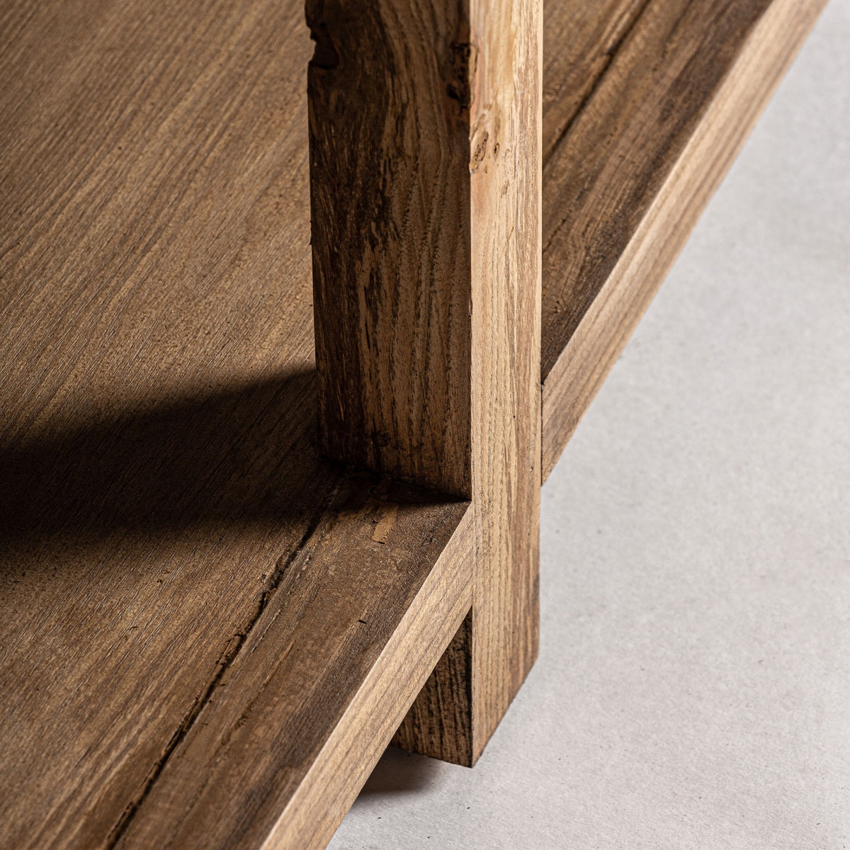 КАФЯВ СТЪКЛЕН ШКАФ MAWGAN