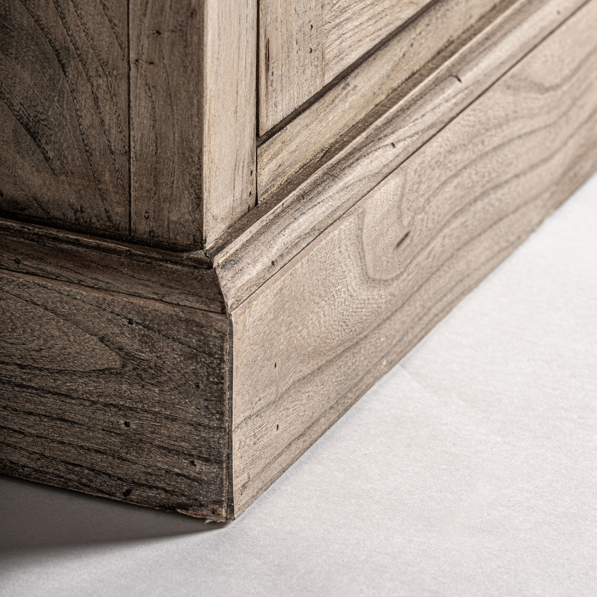 СТЪКЛЕНА ВИТРАНКА GUBIN