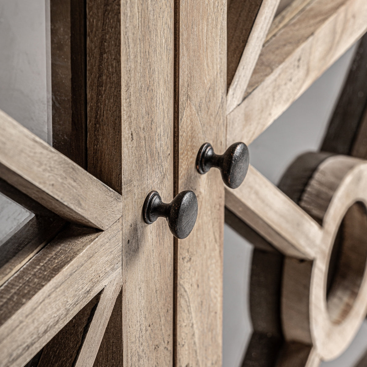 СТЪКЛЕНА ВИТРАНКА GUBIN