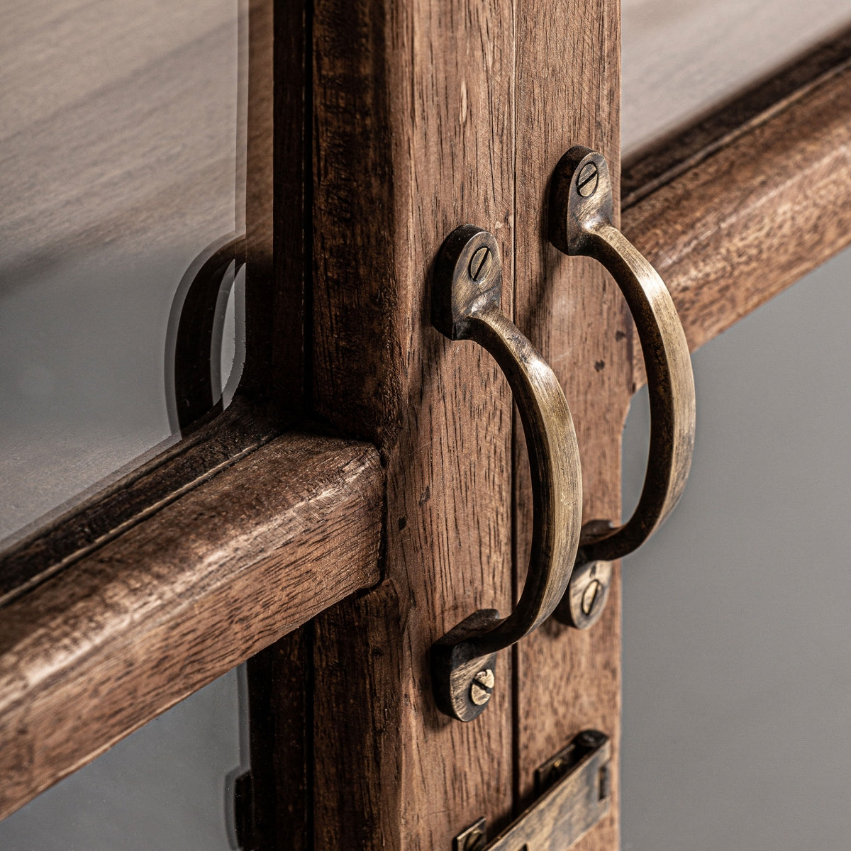 СТЪКЛЕН ШКАФ JEKYE