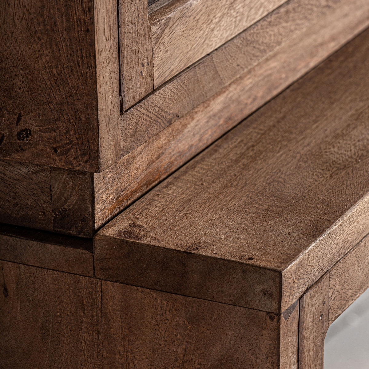 СТЪКЛЕН ШКАФ JEKYE