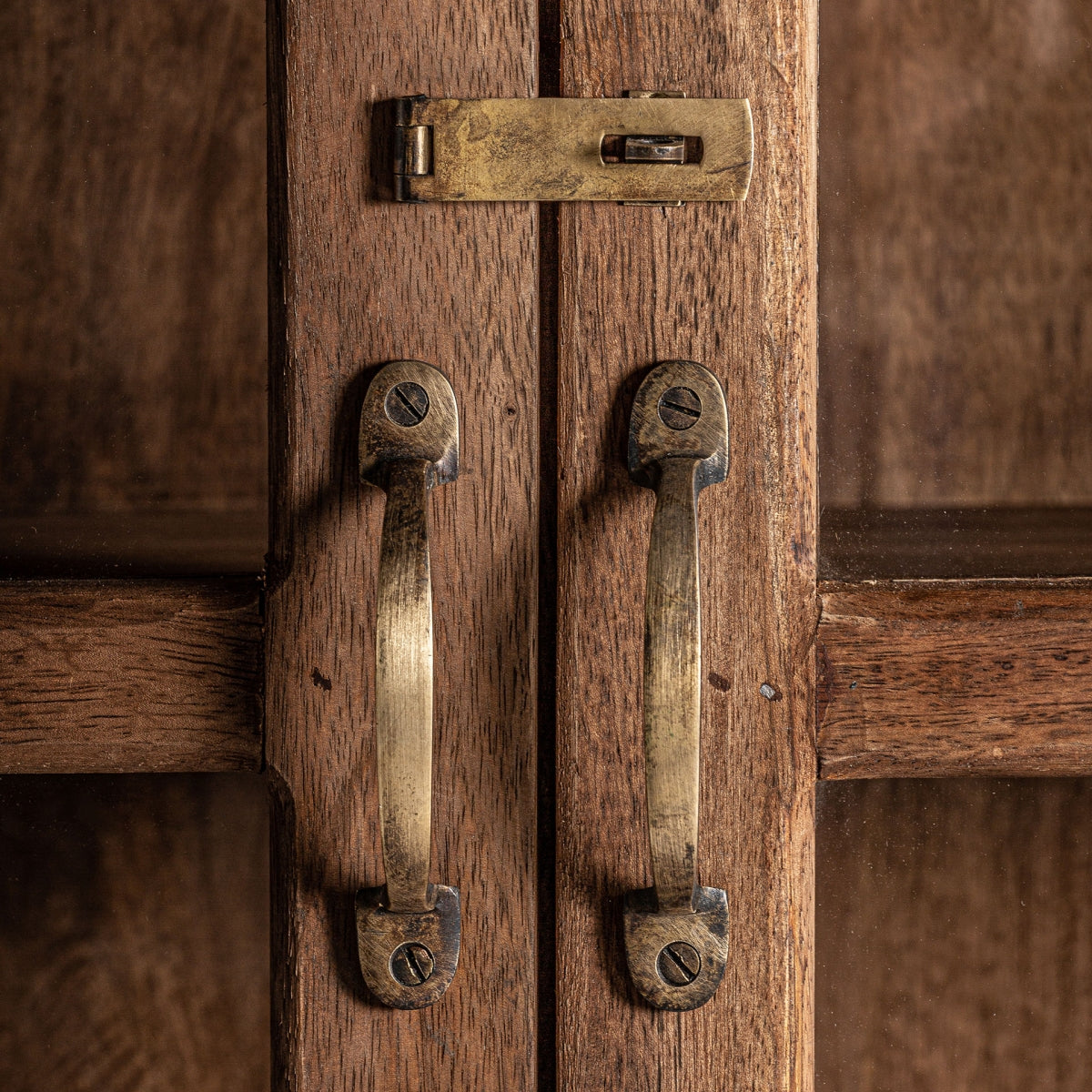 СТЪКЛЕН ШКАФ JEKYE