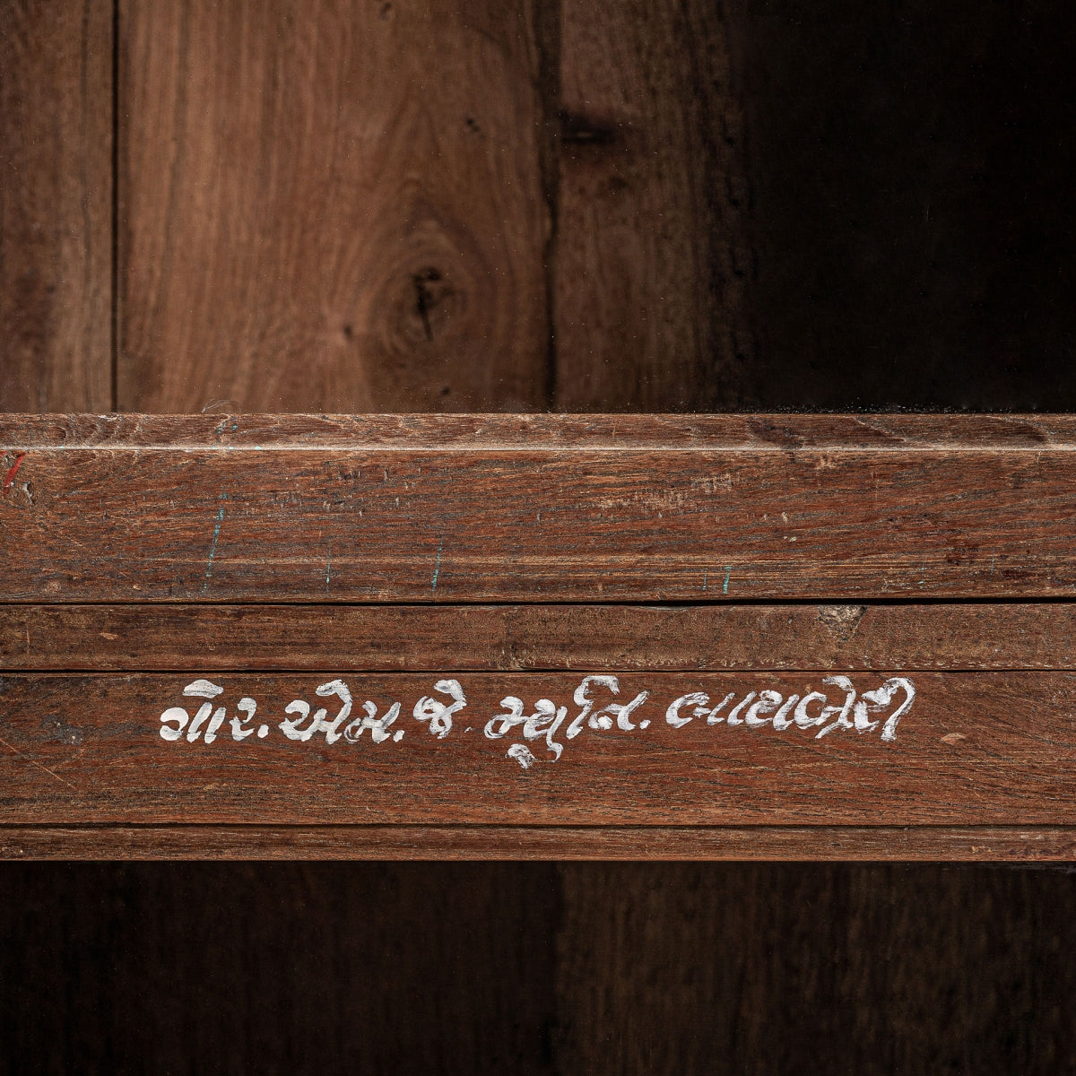 СТЪКЛЕН ШКАФ JEKYE