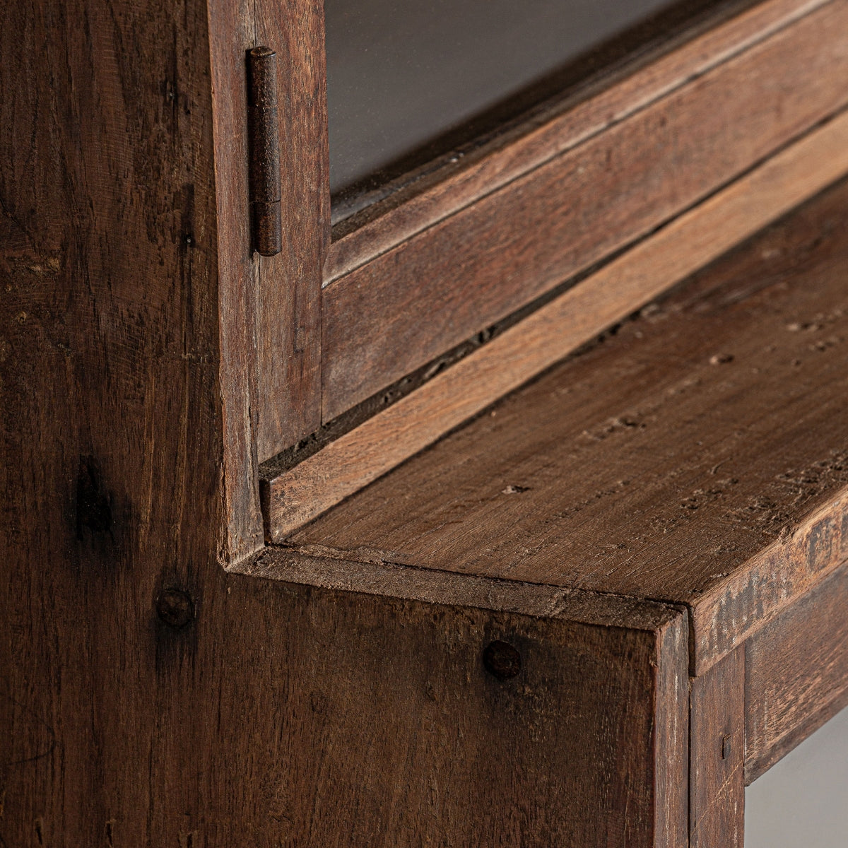 СТЪКЛЕН ШКАФ JEKYE