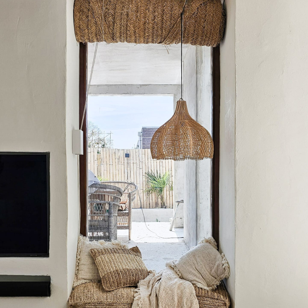 ОТВОРЕНА ПЛАФОННА ЛАМПА С ЦВЕТЯ