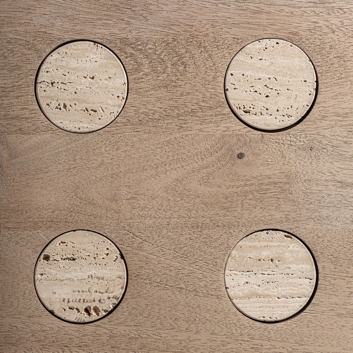 ЖАКАРДОВА ТРАПЕЗАРНА МАСА