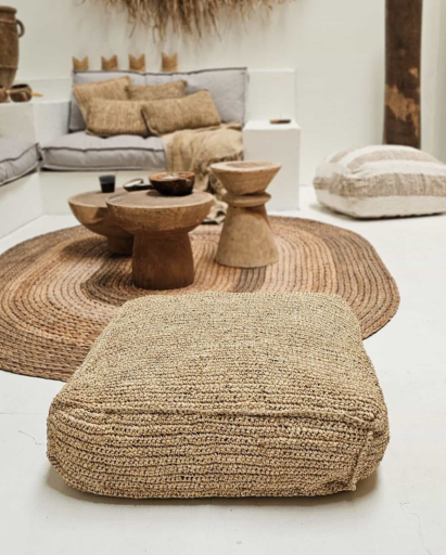 ВЪЗГЛАВНИЦА ОТ ЛИСТА ОТ АНАНАС