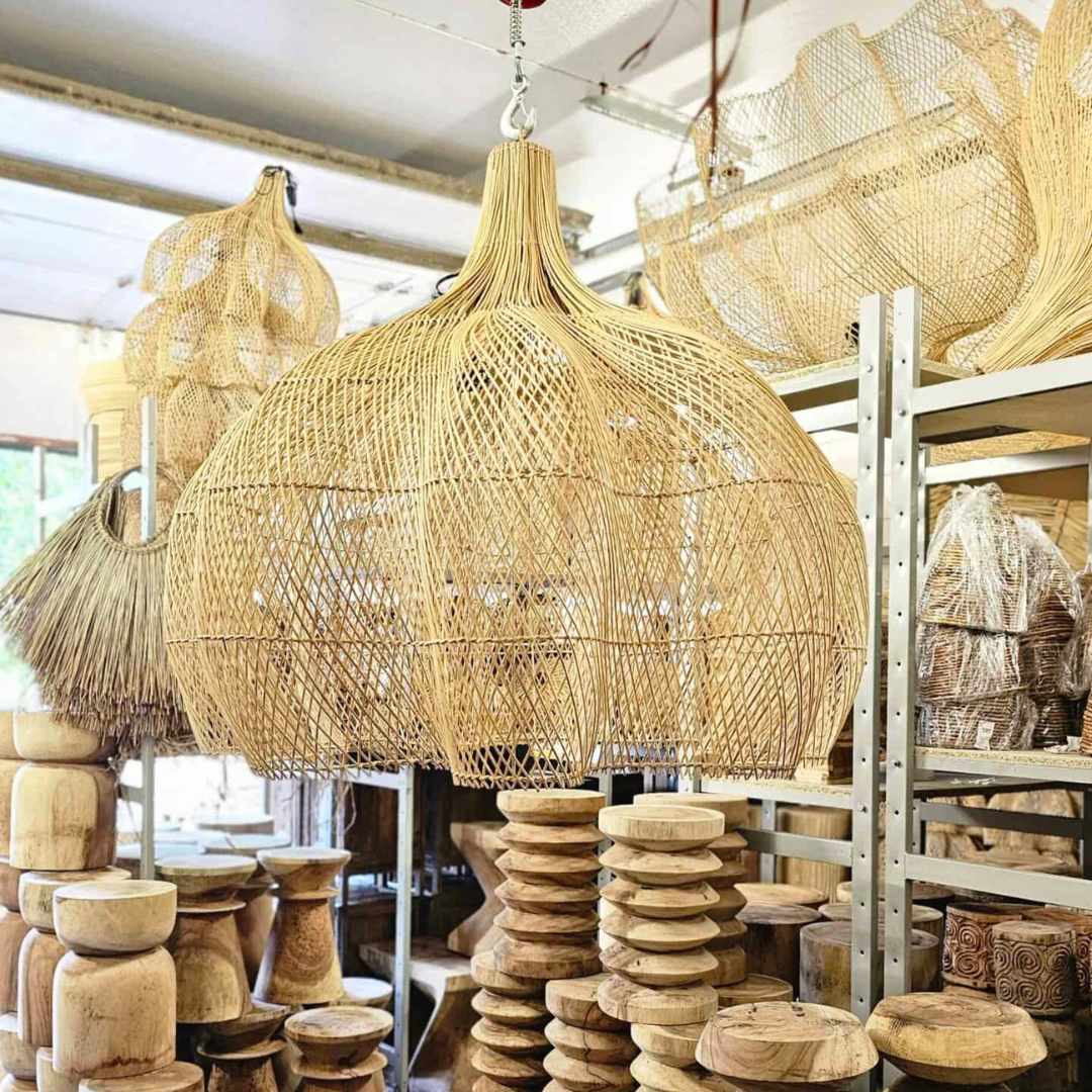 ОТВОРЕНА ПЛАФОННА ЛАМПА С ЦВЕТЯ