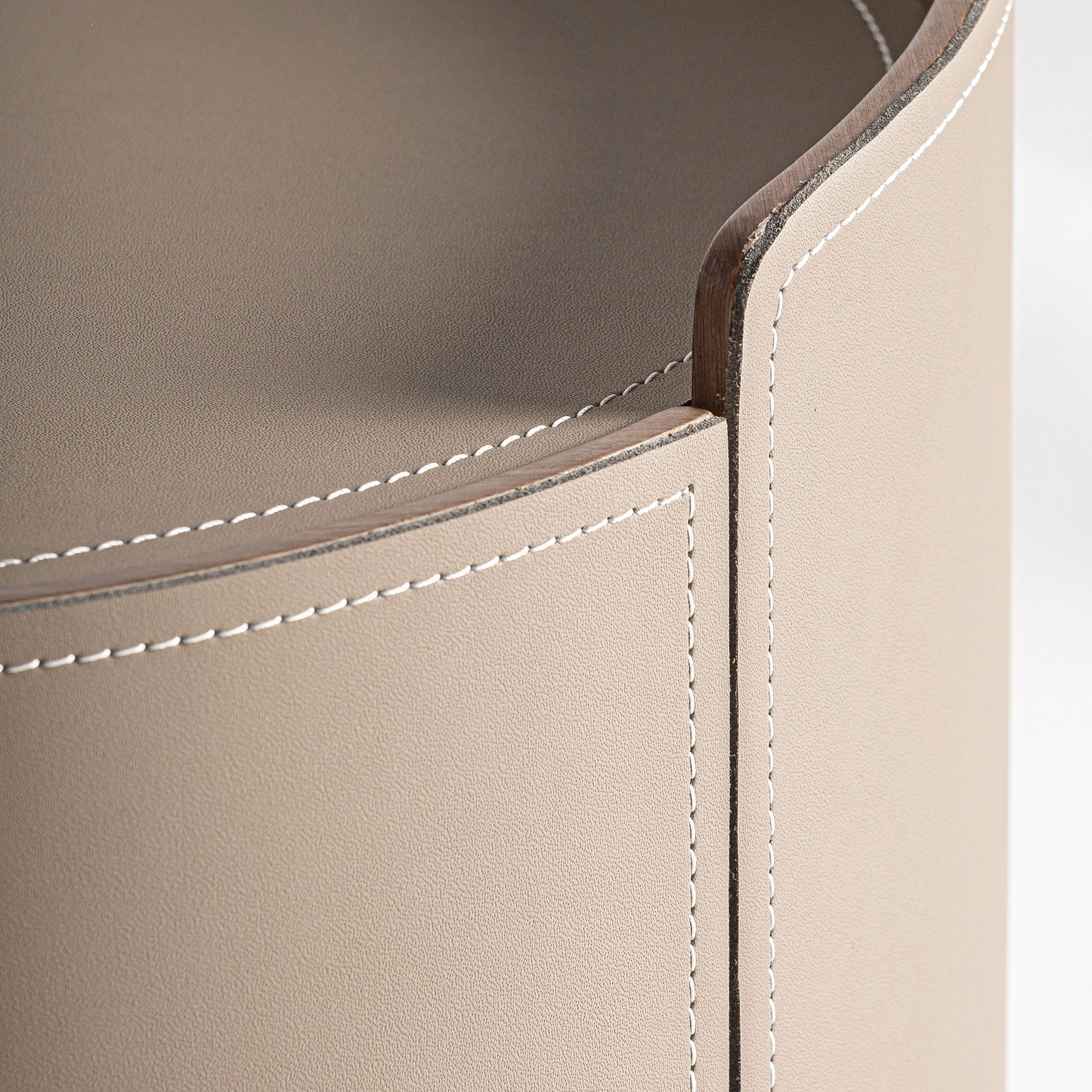 Нощно шкафче от кожа Kandern