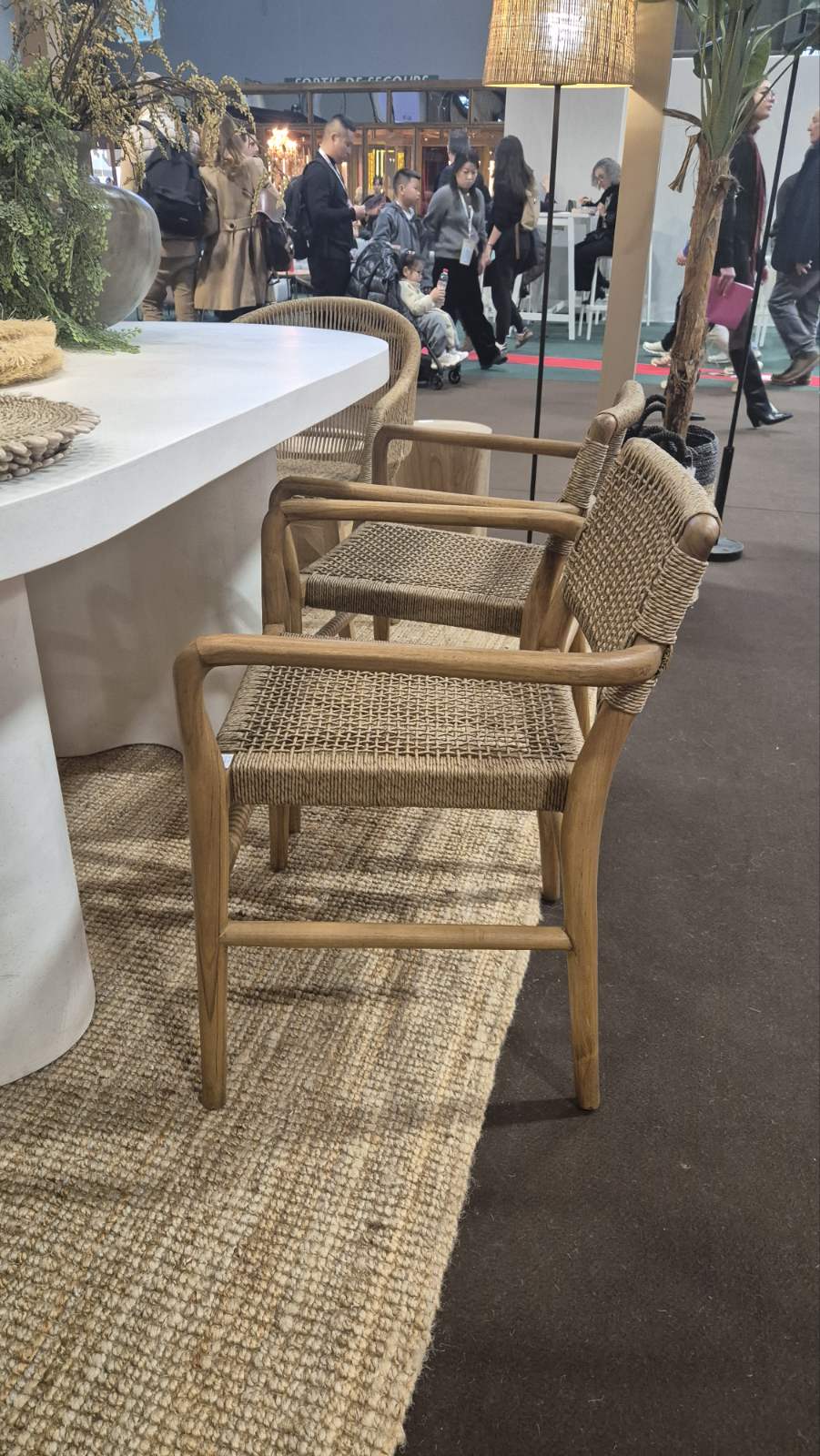 Трапезен стол с подлакътник Нина