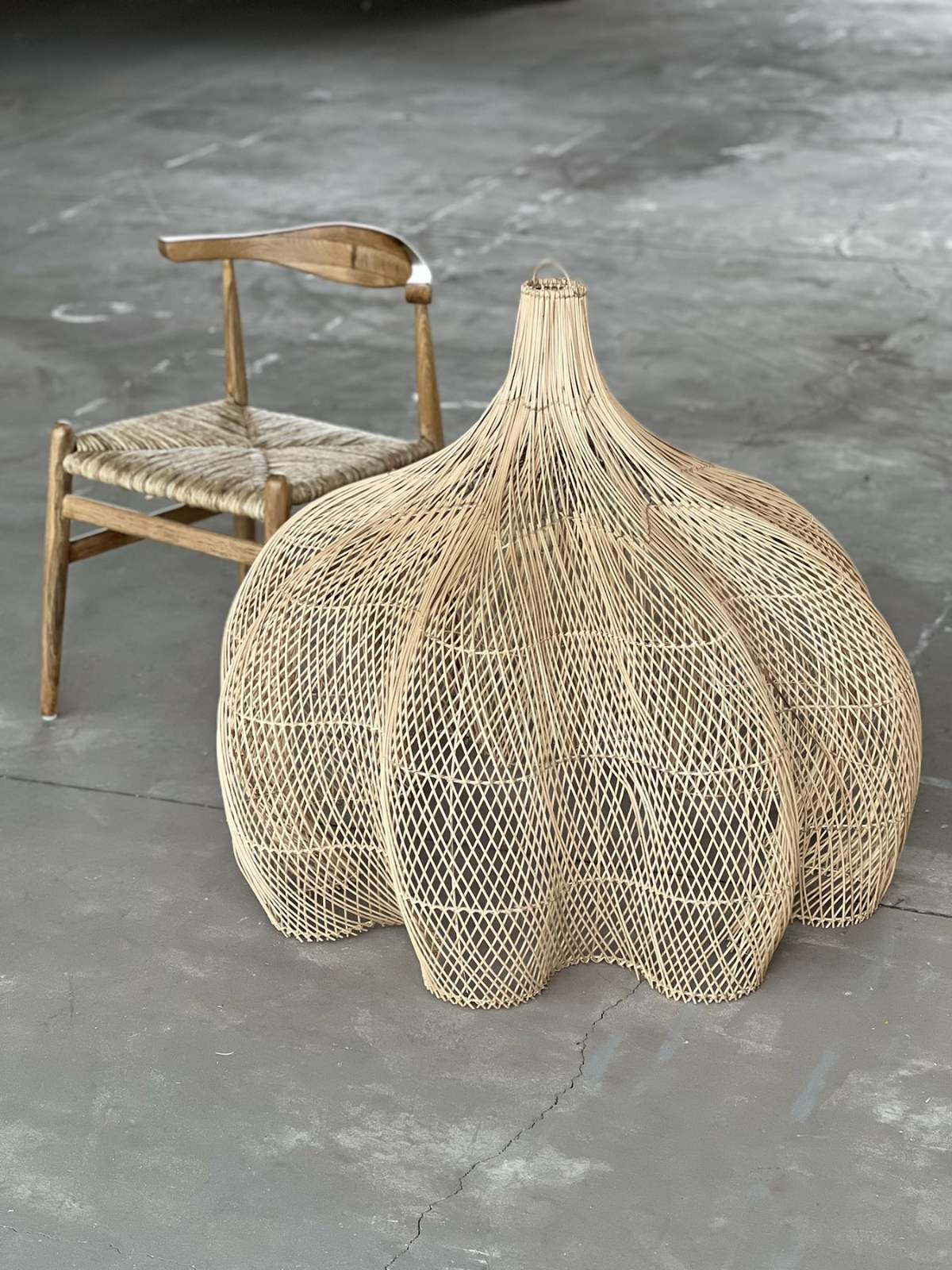 ОТВОРЕНА ПЛАФОННА ЛАМПА С ЦВЕТЯ