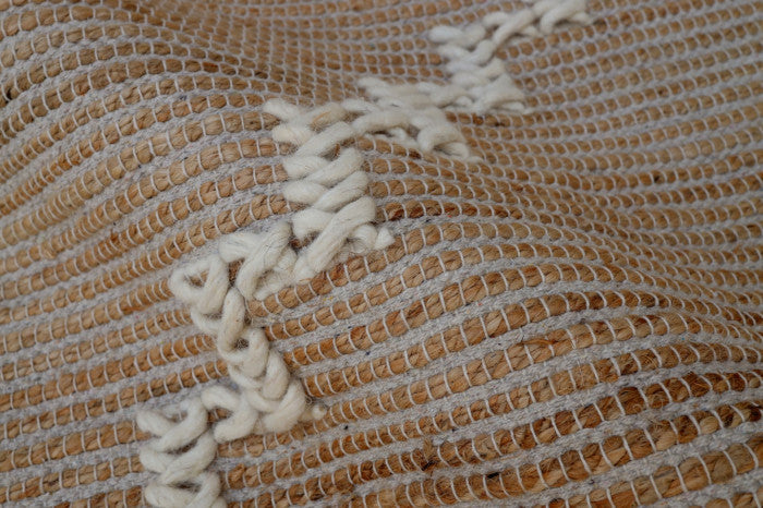 Вълнен килим от юта 