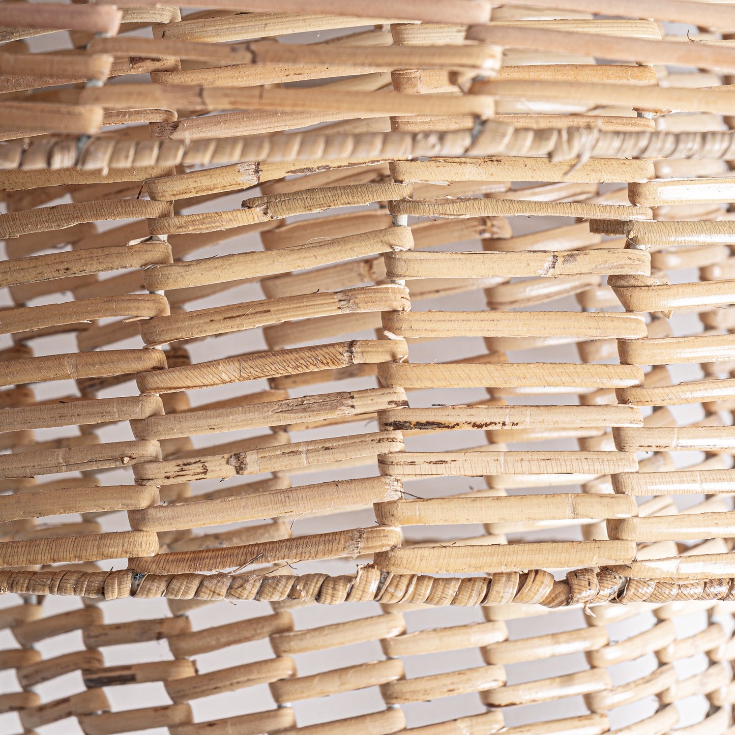 PLISSÉ RATTAN WALL LAMP