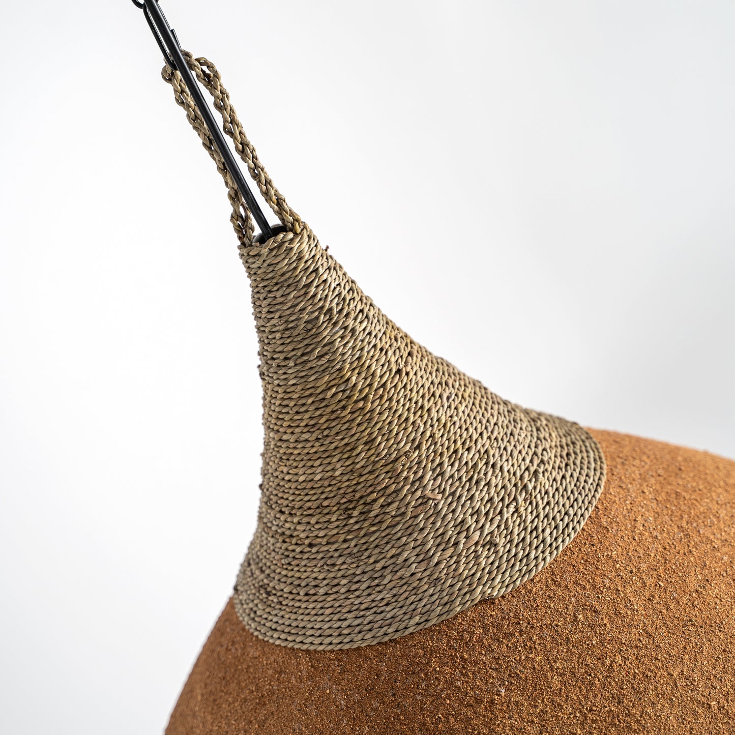 ПОДЪГНАТА ТАВАННА ЛАМПА