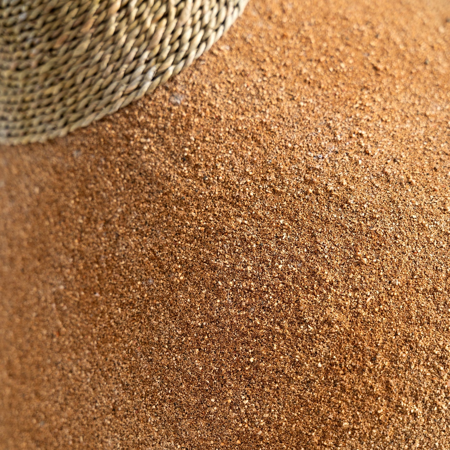 ПОДЪГНАТА ТАВАННА ЛАМПА