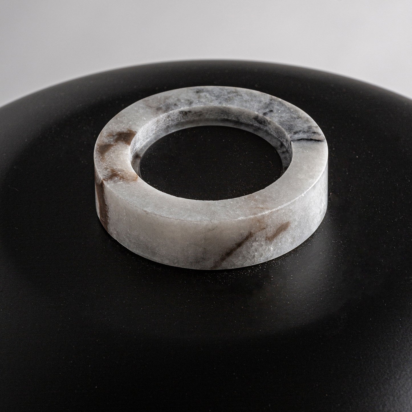 МРАМОРНА НАСТОЛНА ЛАМПА