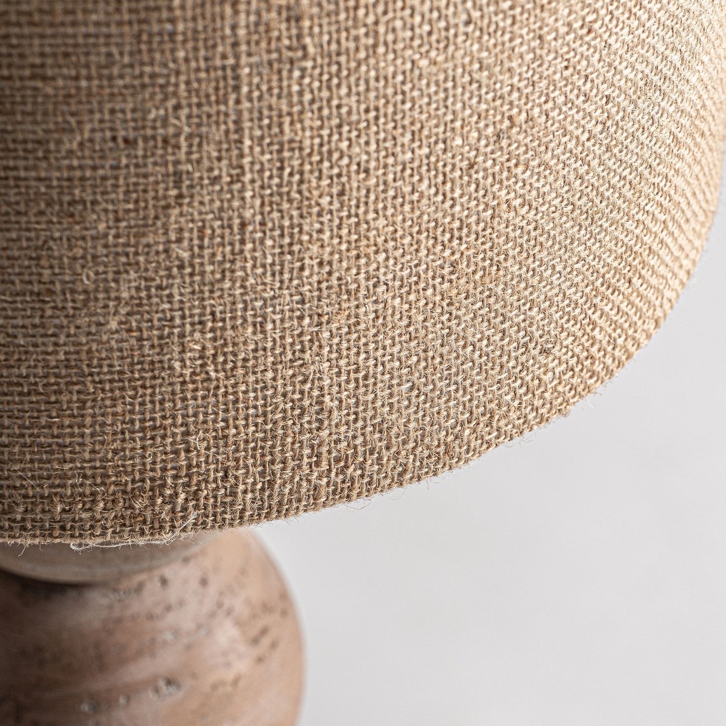 ЛЕНЕНА НАСТОЛНА ЛАМПА