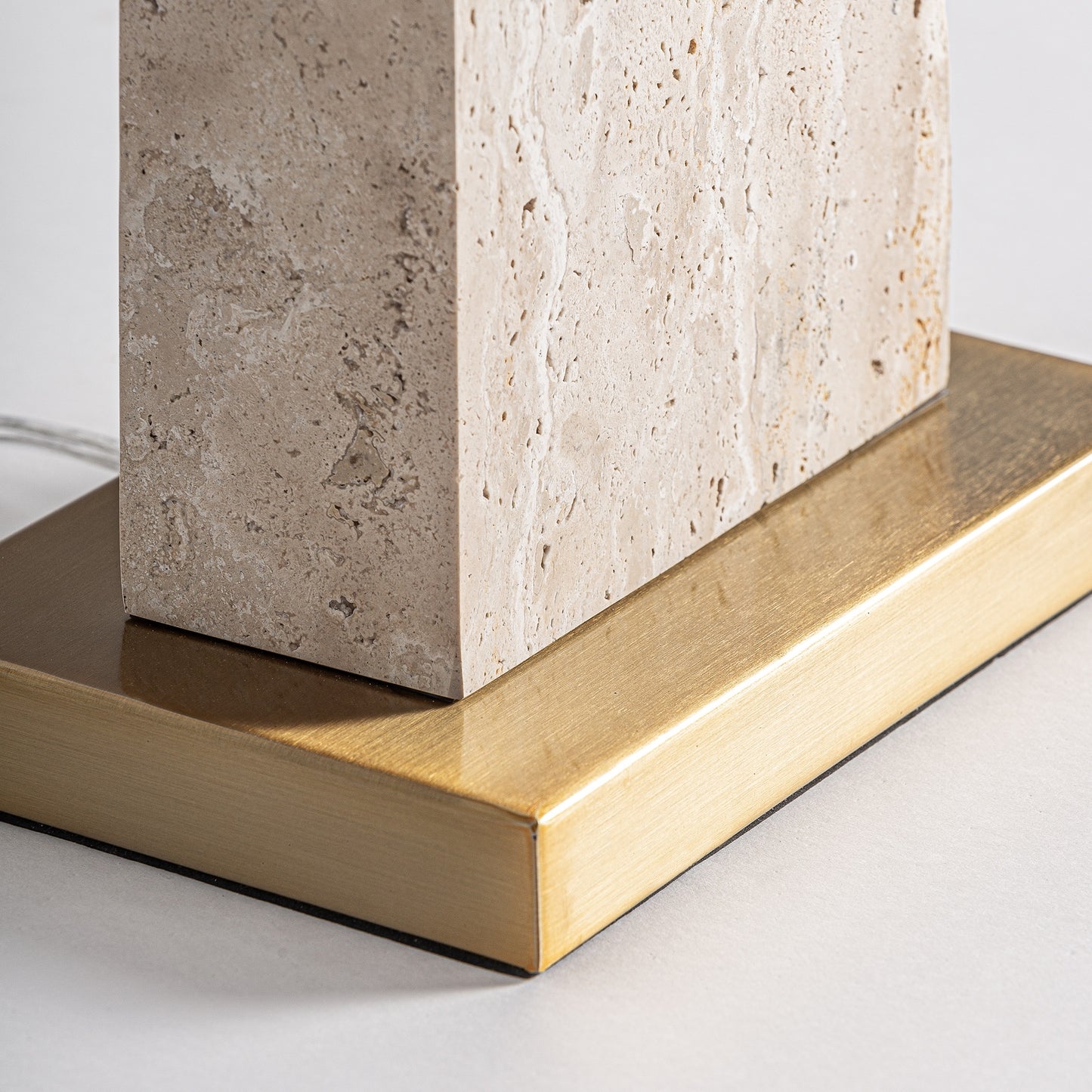 ЛЕНЕНА НАСТОЛНА ЛАМПА