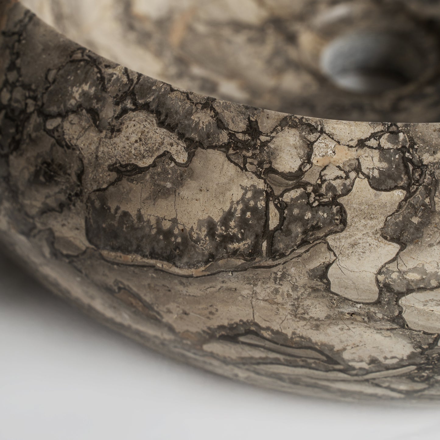 УНИКАЛНА МИВКА ОТ ИРИСОВ МРАМОР