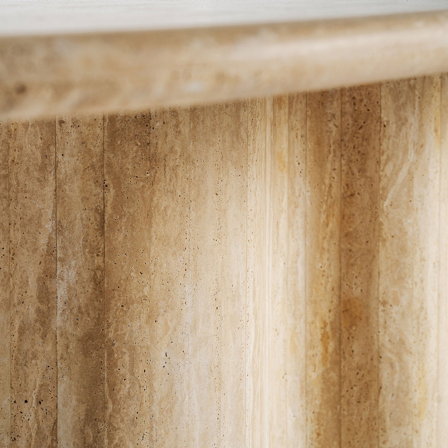 Трапезна маса от травертин THIENNES