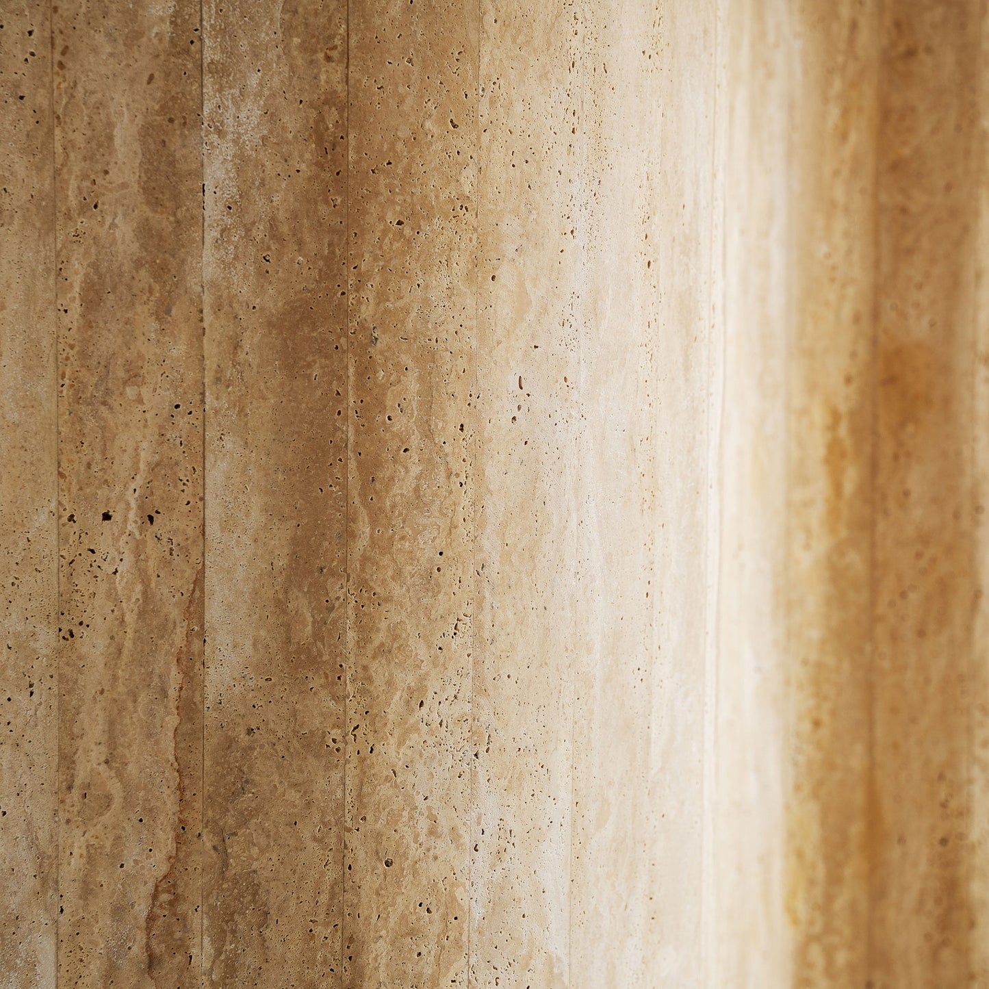 Трапезна маса от травертин THIENNES