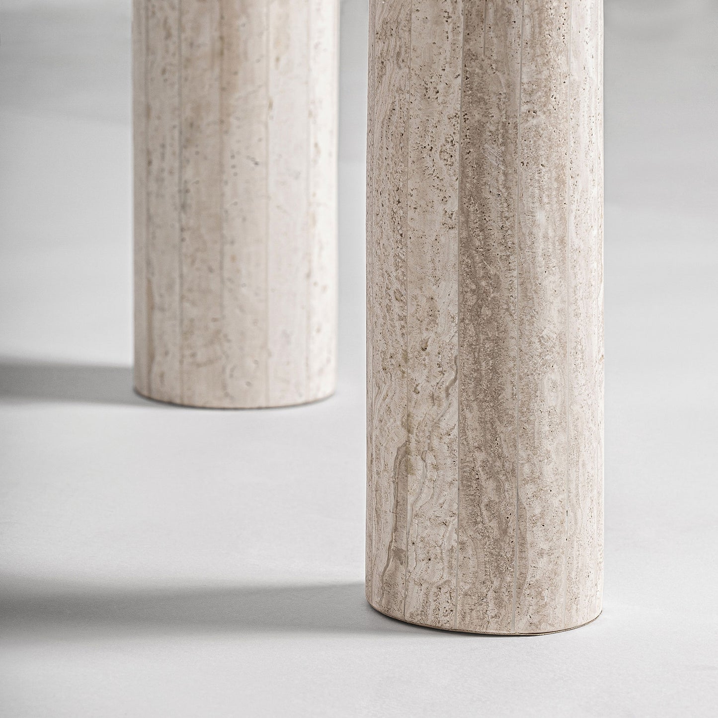 Трапезна маса от травертин THIENNES