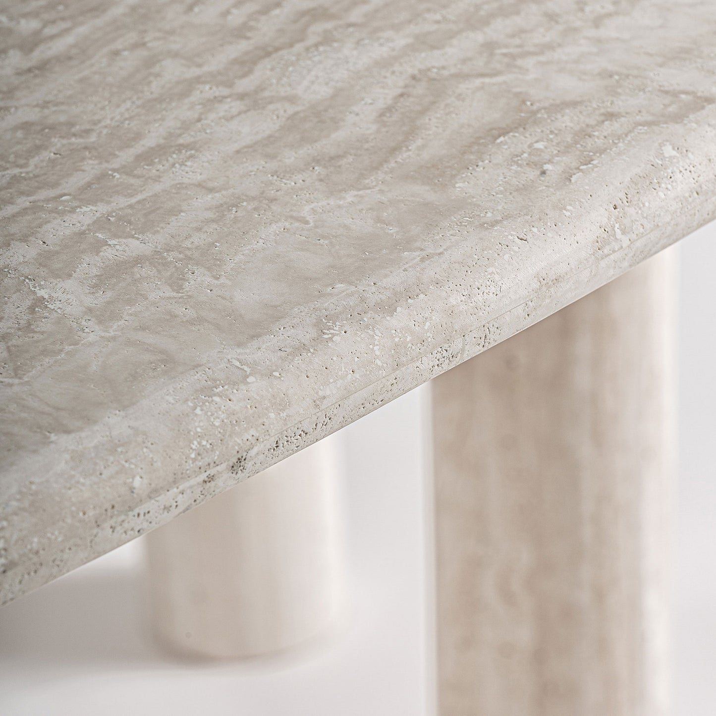 Трапезна маса от травертин THIENNES