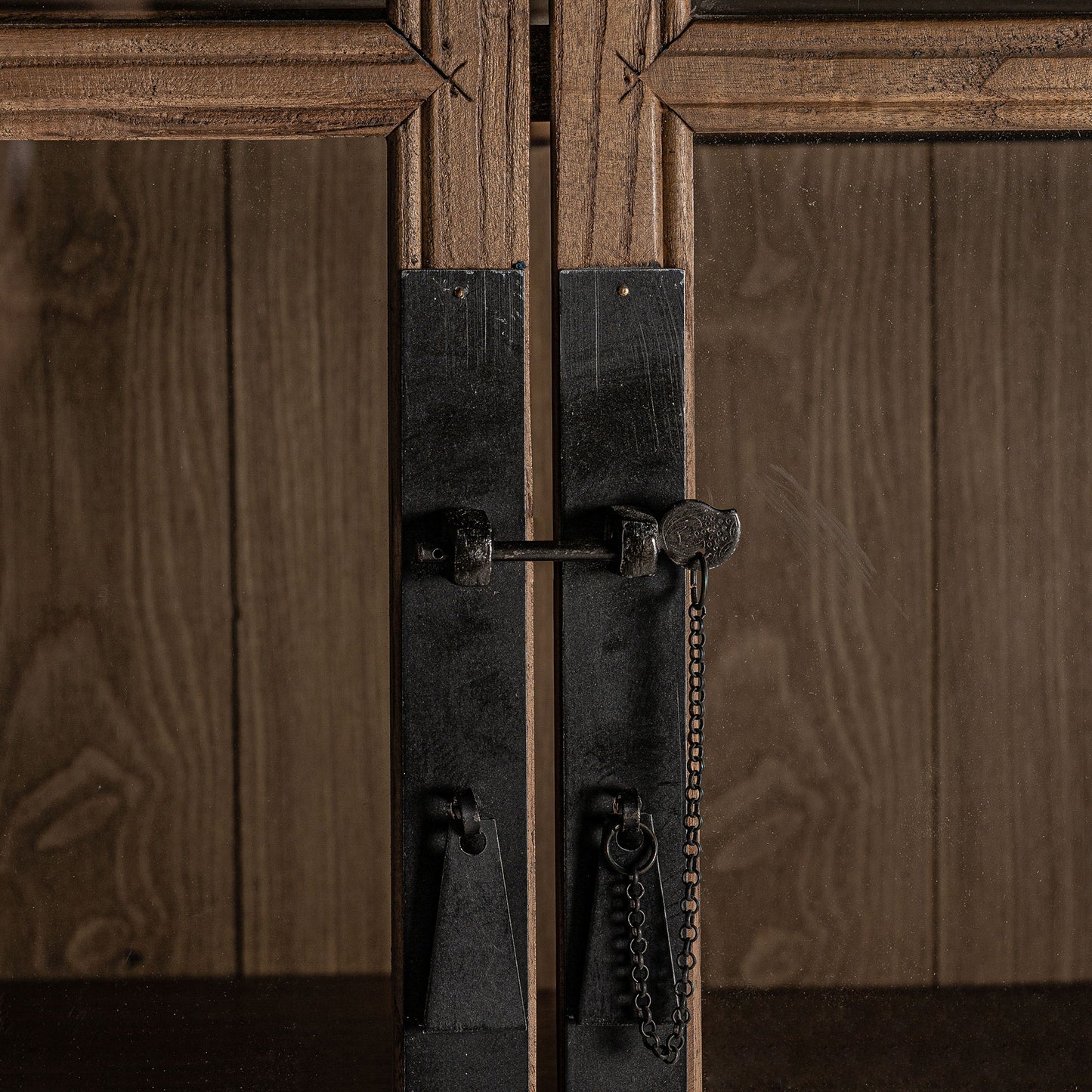 СТЪКЛЕН ШКАФ ТАРТУ